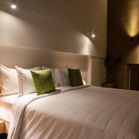 Lake Avenue Hotel Канди Экстерьер фото