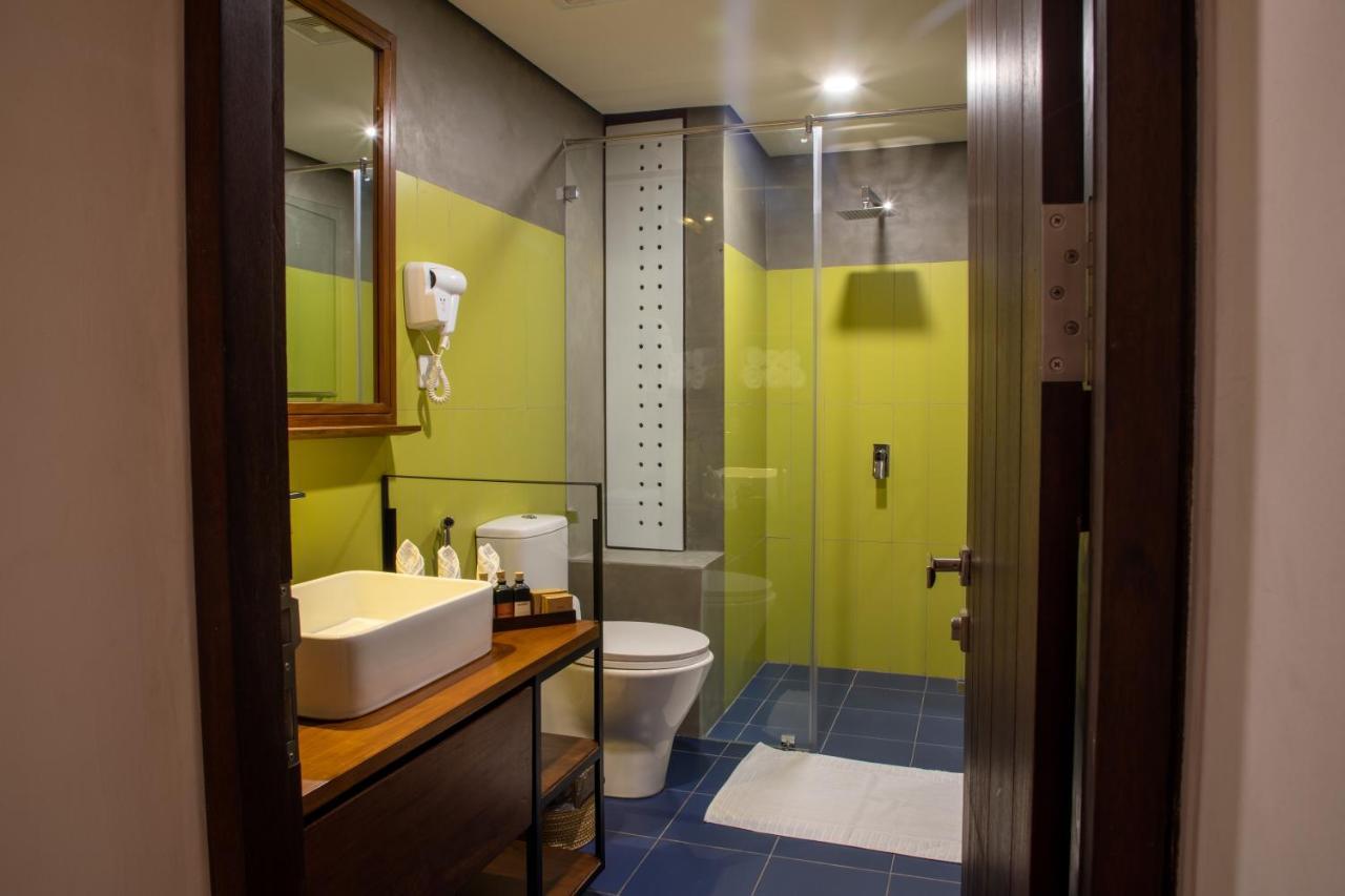 Lake Avenue Hotel Канди Экстерьер фото
