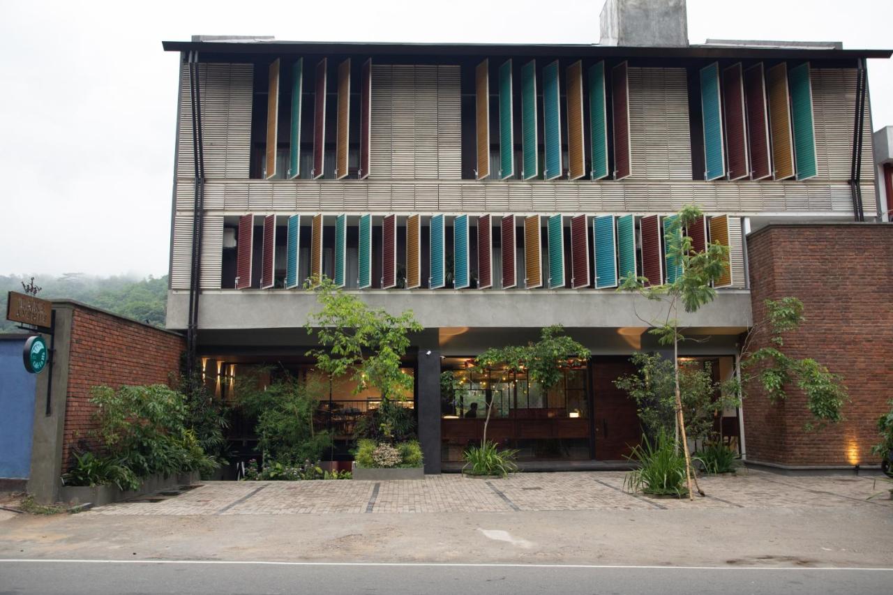 Lake Avenue Hotel Канди Экстерьер фото