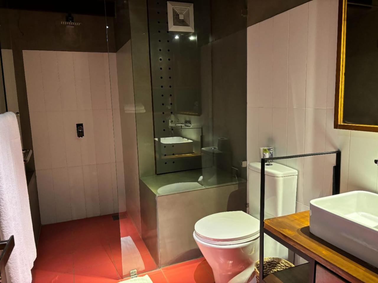 Lake Avenue Hotel Канди Экстерьер фото